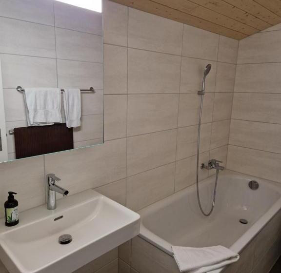 דירת שלושה חדרים, Auberge Du Peu Péquignot