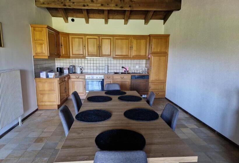 Апартаменты 3 Спальни, Auberge Du Peu Péquignot