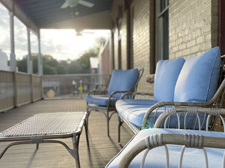 غرفة ديلوكس, The Grand