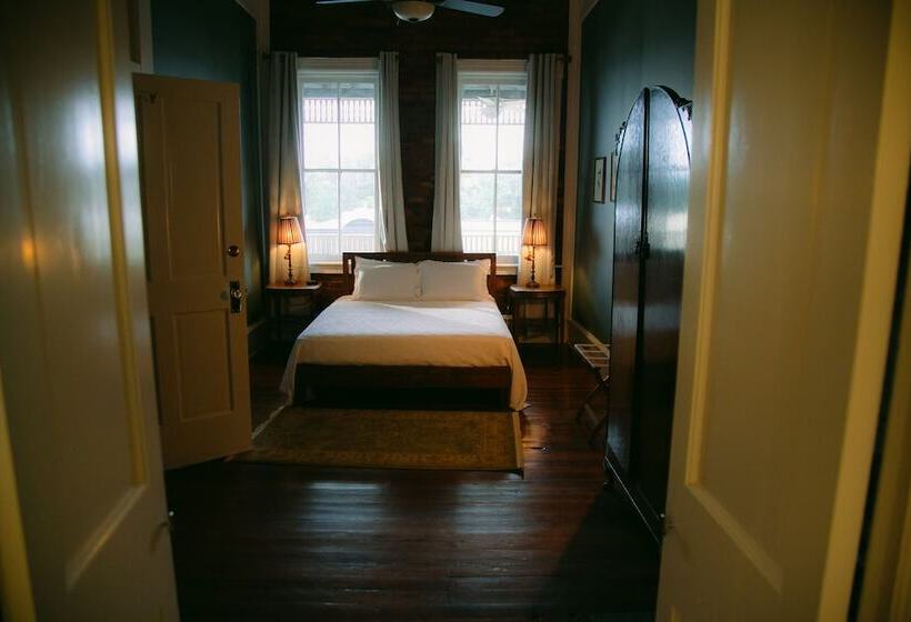 غرفة قياسية, The Grand