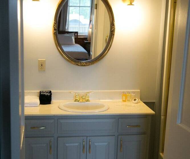 غرفة قياسية, The Grand