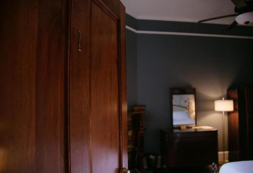 غرفة سوبيريور سرير كينج, The Grand