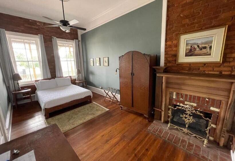 غرفة قياسية, The Grand