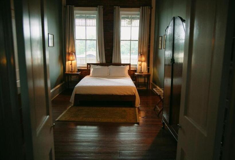 غرفة قياسية, The Grand