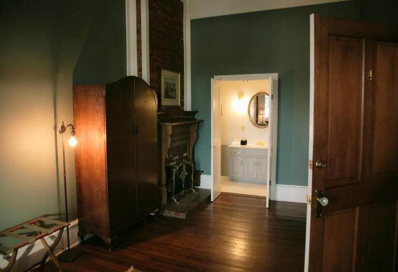 غرفة قياسية, The Grand