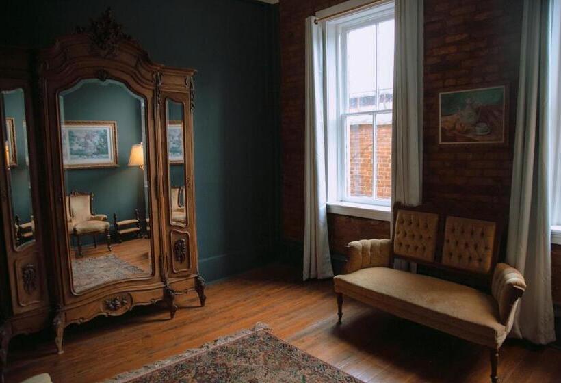 غرفة ديلوكس, The Grand