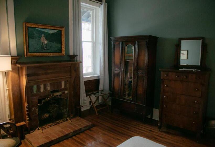 غرفة قياسية, The Grand