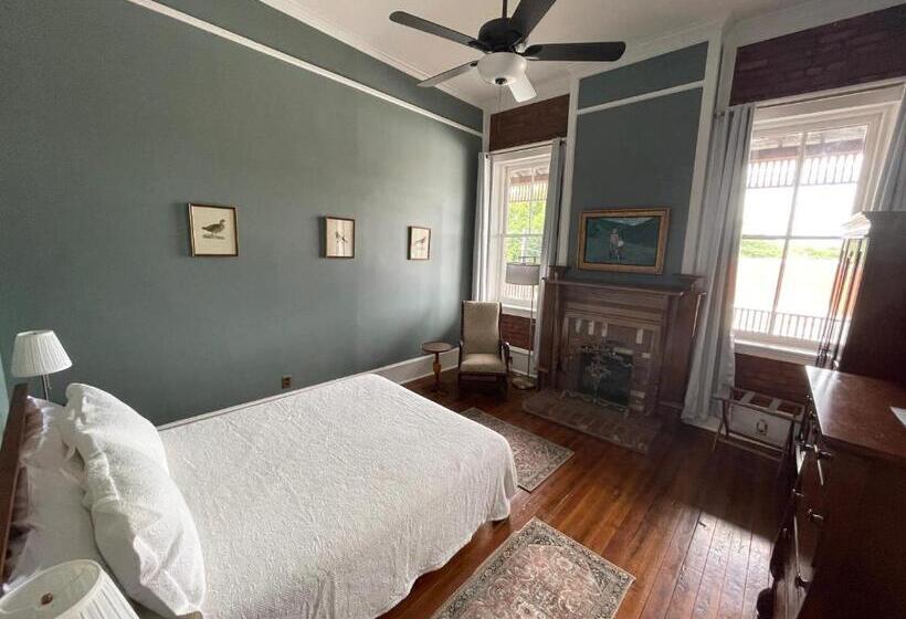 غرفة قياسية, The Grand