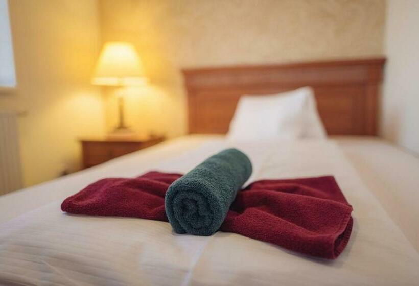 חדר אקונומי, A Restaurace Pomezí