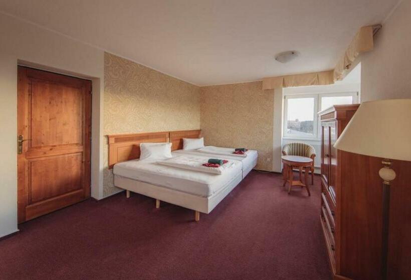 חדר קלאסי לארבעה, A Restaurace Pomezí