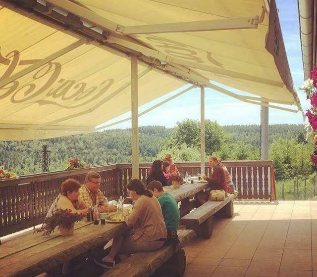 דירת חדר, A Restaurace Pomezí