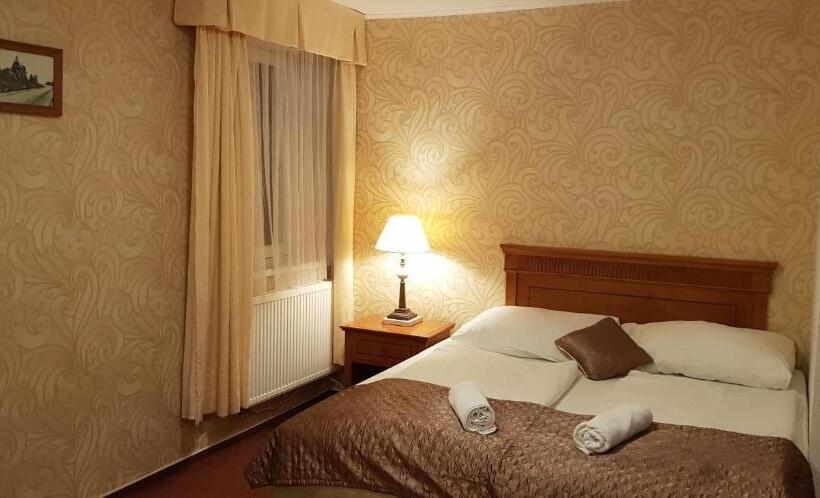 חדר אקונומי, A Restaurace Pomezí