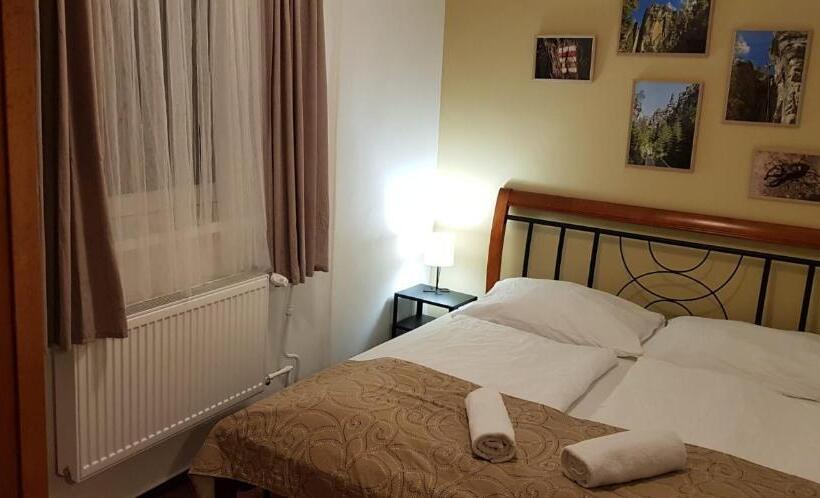 חדר סטנדרט, A Restaurace Pomezí