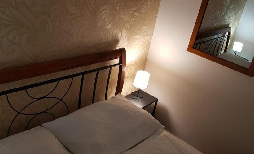 דירת חדר, A Restaurace Pomezí