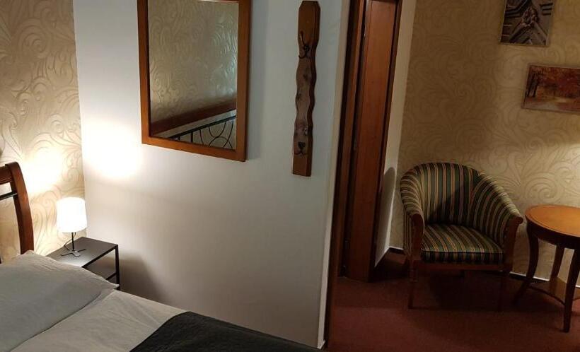 חדר סטנדרט לשלושה, A Restaurace Pomezí