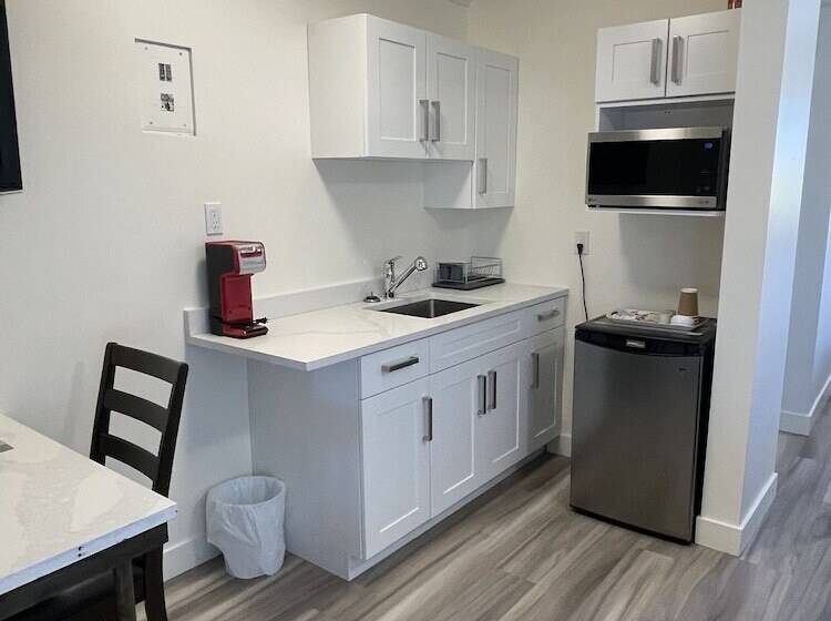 استودیوی لوکس, Destination Inn