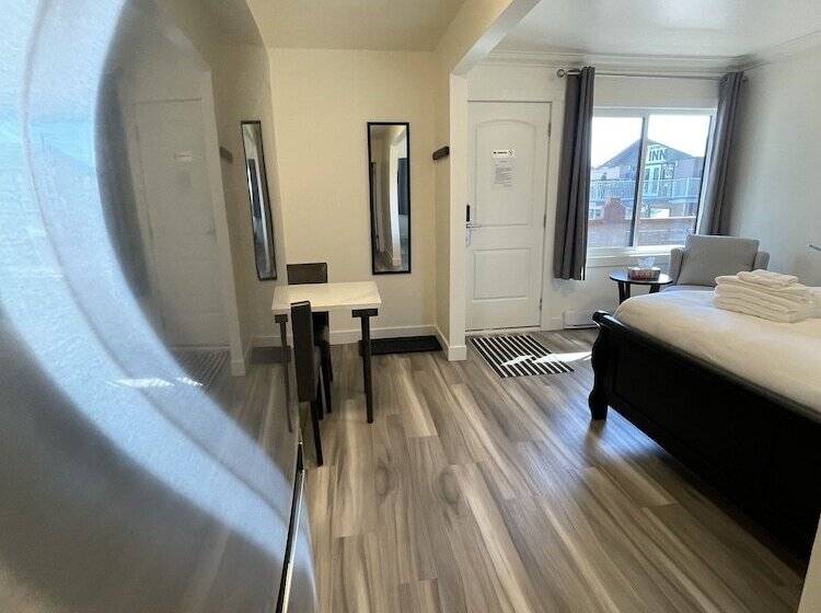 سوییت لوکس, Destination Inn