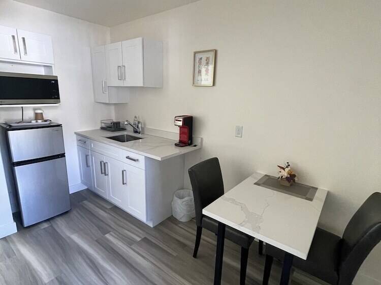 سوییت لوکس, Destination Inn