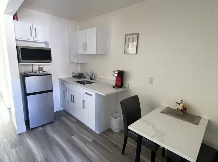 استودیوی لوکس, Destination Inn