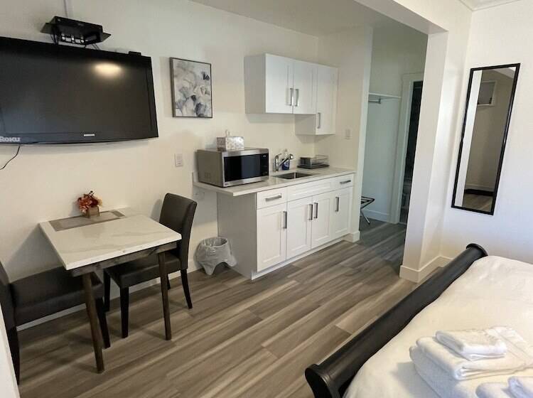 سوییت لوکس, Destination Inn