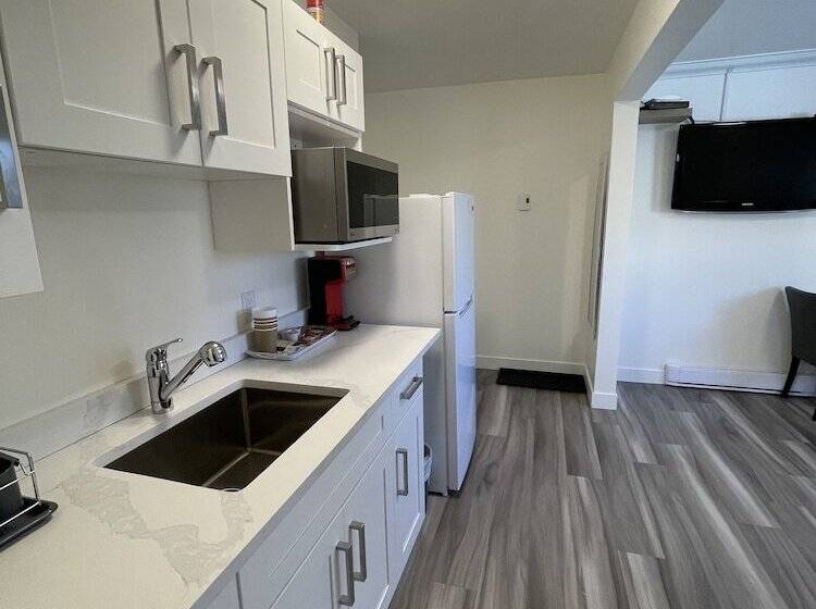 سوییت لوکس, Destination Inn