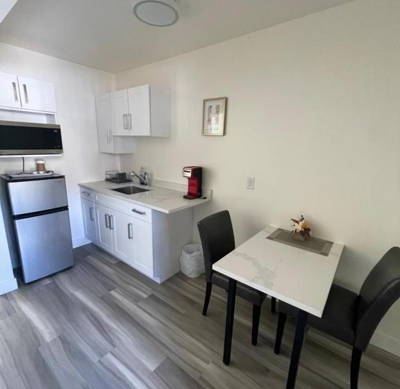 استودیوی لوکس, Destination Inn