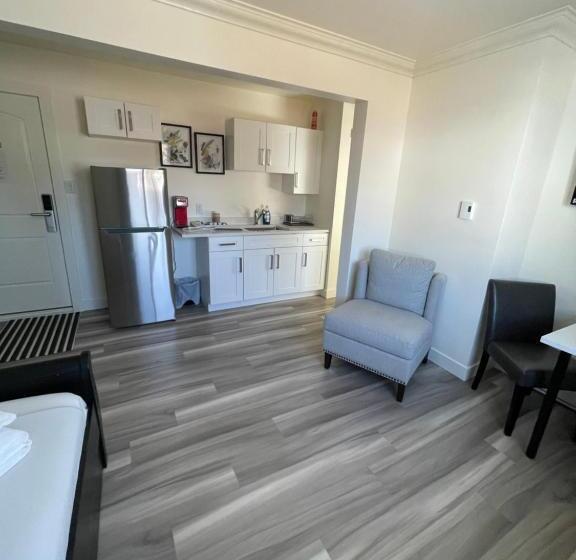 سوییت لوکس, Destination Inn