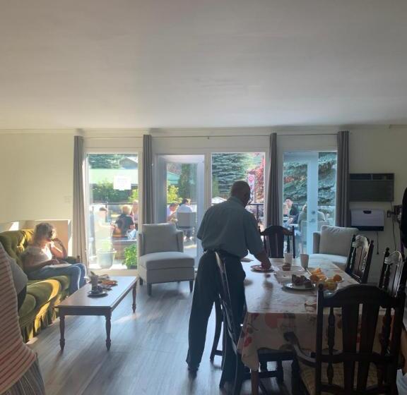 سوییت لوکس, Destination Inn