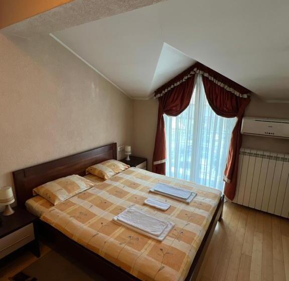 اتاق لوکس سه تخته, Royal