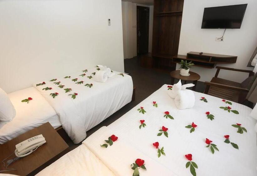 اتاق سوپریور, Yangon Win