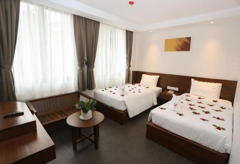 اتاق لوکس, Yangon Win