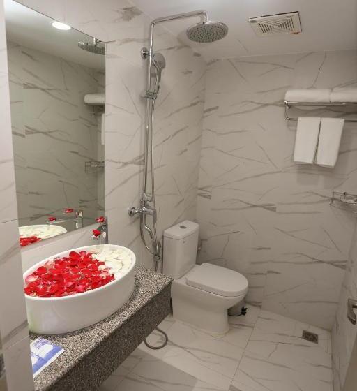 اتاق لوکس, Yangon Win