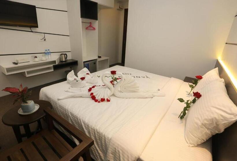 اتاق لوکس, Yangon Win