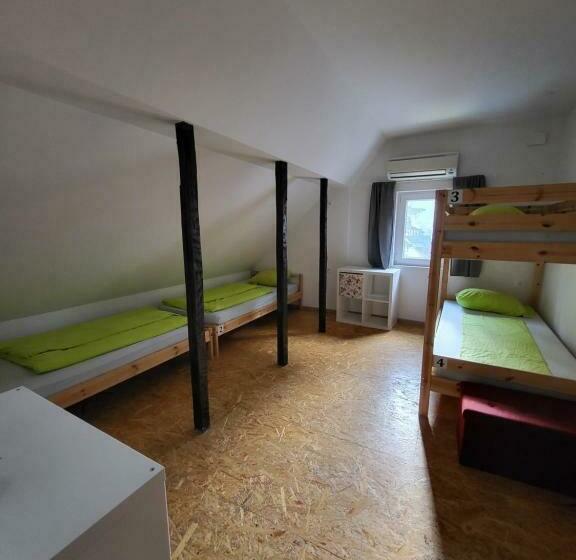 تختخواب در اتاق مشترک, Bus Station Beds