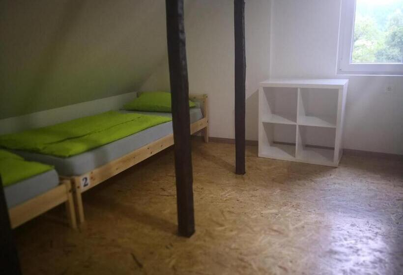 تختخواب در اتاق مشترک, Bus Station Beds