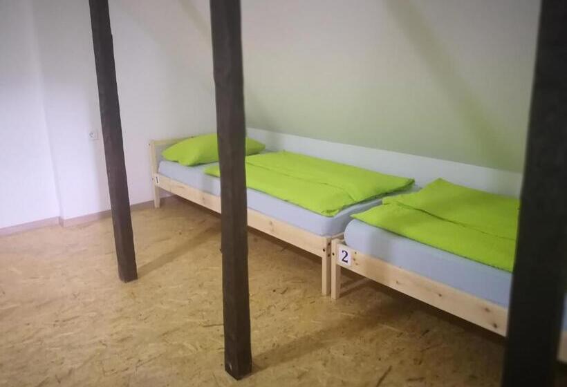 تختخواب در اتاق مشترک, Bus Station Beds