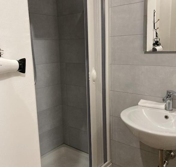 غرفة قياسية, Un Posto