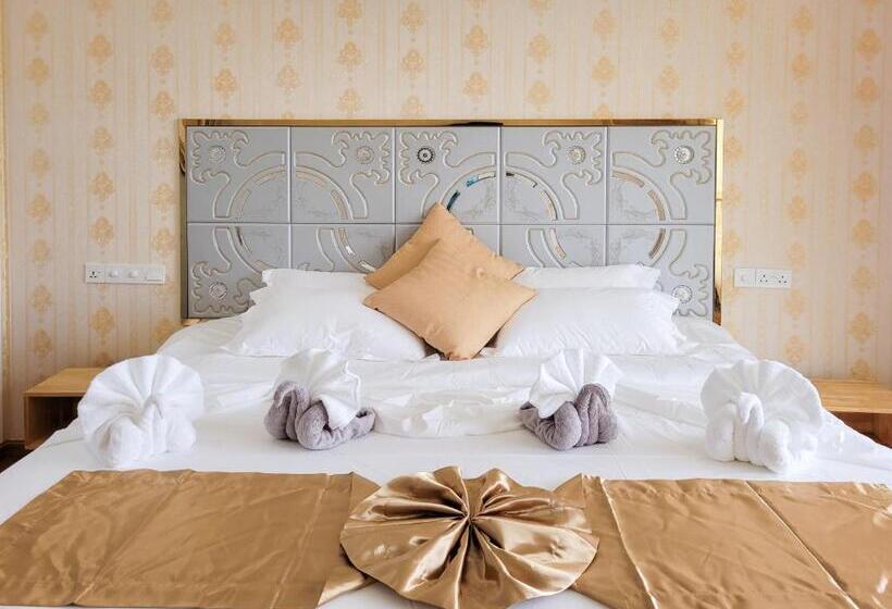 اتاق سوپریور, Jeym Lodge