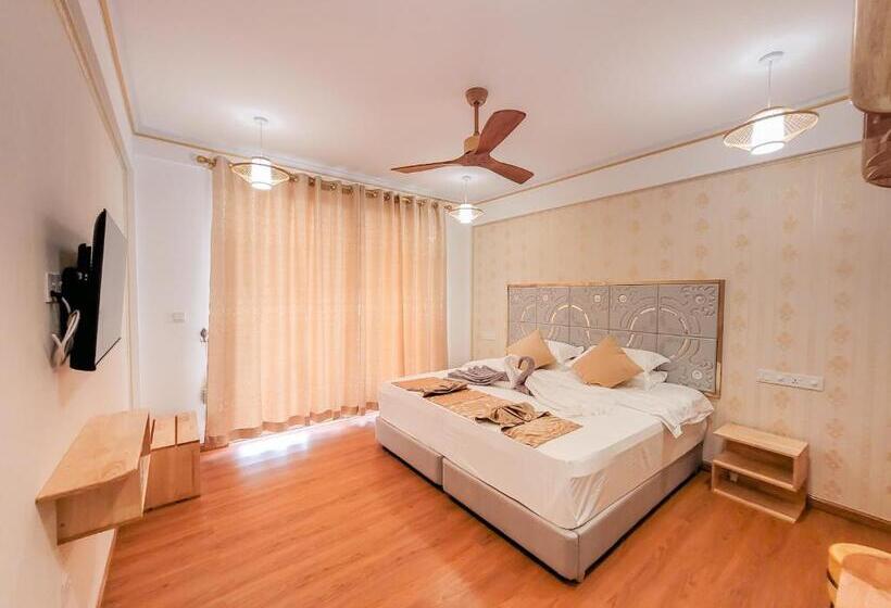 اتاق سوپریور, Jeym Lodge