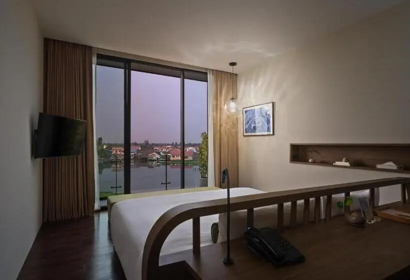 اتاق لوکس, Neera Retreat