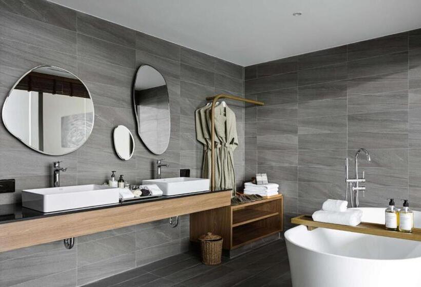 패밀리 스위트, Neera Retreat