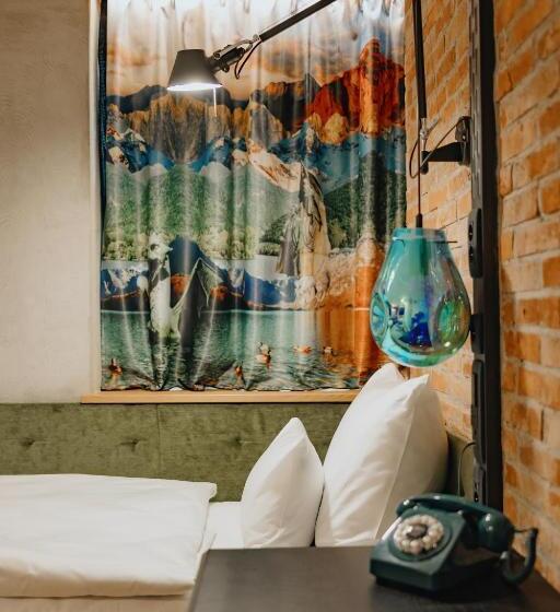 اتاق استاندارد, One66