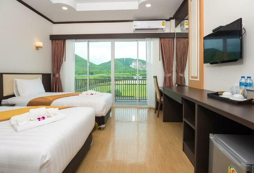Номер Стандарт Вид на Сад, Swan Lake Hotel Sattahip