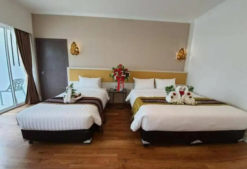 اتاق لوکس سه تخته, Swan Lake Hotel Sattahip