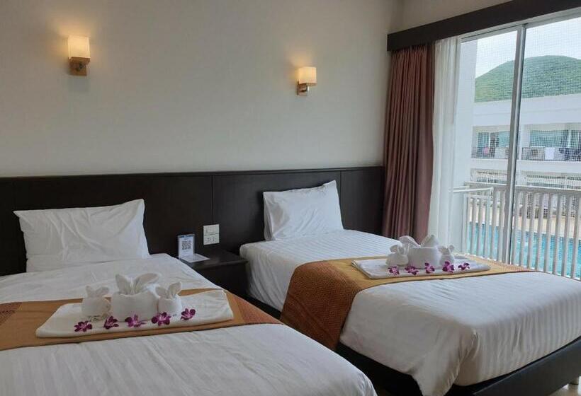 اتاق استاندارد با چشم‌انداز استخر, Swan Lake Hotel Sattahip