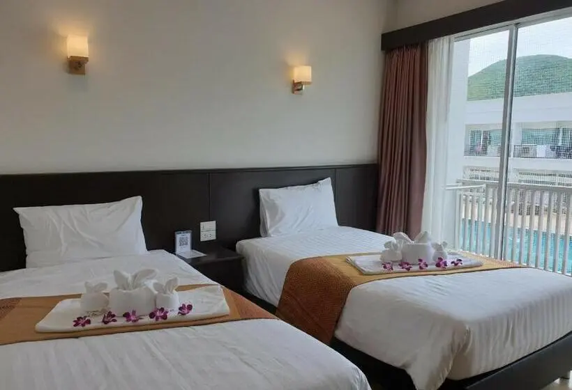 اتاق استاندارد با چشم‌انداز استخر, Swan Lake Hotel Sattahip