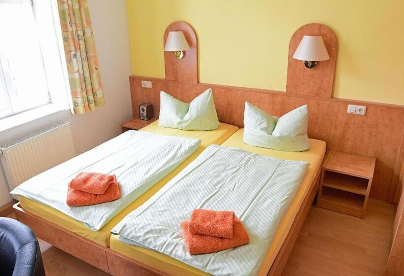 غرفة قياسية, Garni Goldene Henne