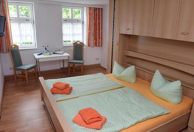 غرفة عائلية, Garni Goldene Henne