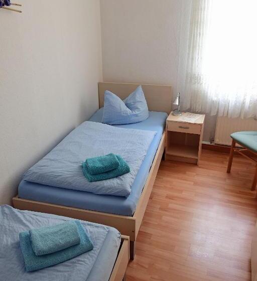 جناح عائلي, Garni Goldene Henne