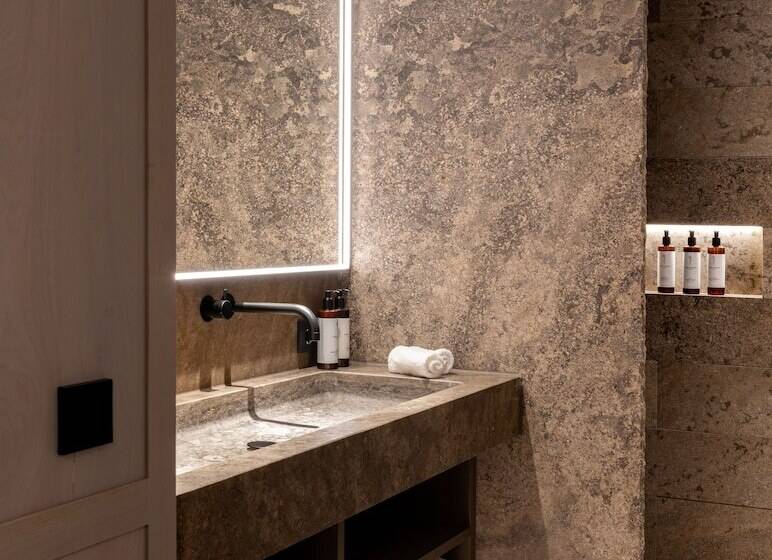 جناح جونيور, Parkhotel Egerner Höfe